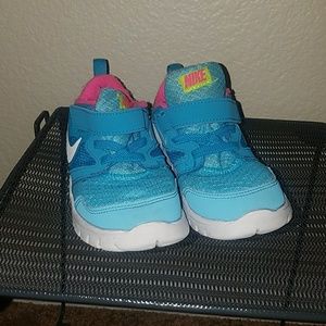 Girls Nike no lace sneakers